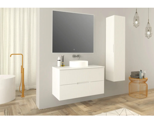 Moderní koupelna s umyvadlovou skříňkou, zrcadlem, vysokou skříní a volně stojící vanou