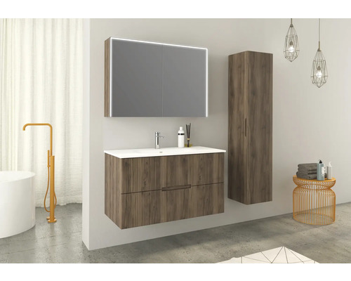 Moderní koupelna s umyvadlovou skříňkou, zrcadlovou skříňkou s osvětlením a vysokou skříňkou ve vzhledu dřeva