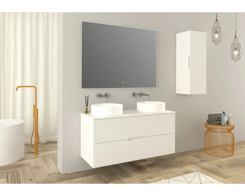 Koupelna s dvojitým umyvadlem, zrcadlem, závěsnou skříňkou a vanou