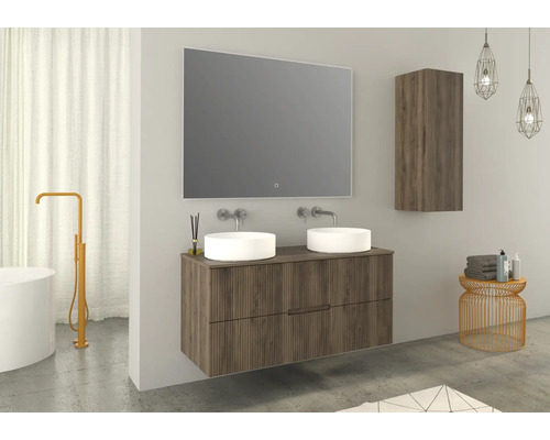 Moderní koupelna s dvojitým umyvadlem, zrcadlovou skříňkou a otevřenou policí