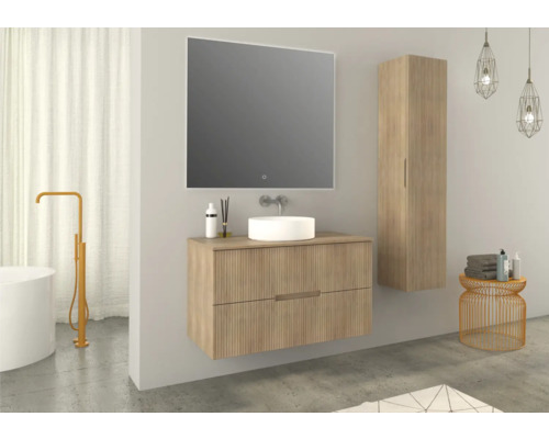 Koupelna s umyvadlovou skříňkou, zrcadlem, vysokou skříňkou a vanou