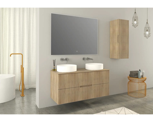 Moderní koupelna s dvojitým umyvadlem, zrcadlem a dřevěnou skříňkou