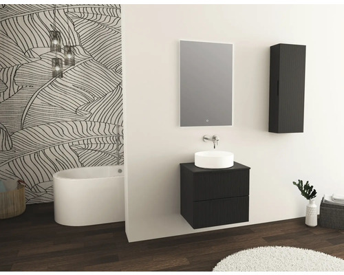 Koupelna s volně stojící vanou, umyvadlovou skříňkou, zrcadlem a závěsnou skříňkou