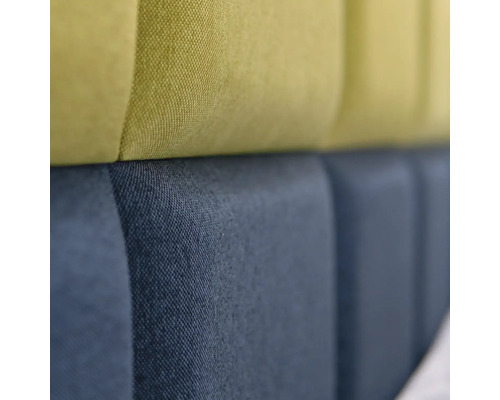 Detail čalouněného čela postele s látkovým potahem