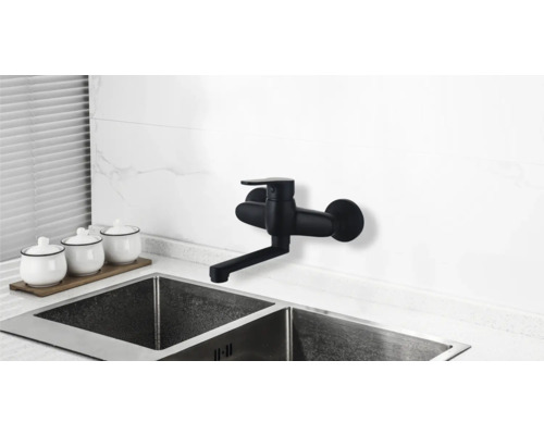 Nástěnná baterie v černé barvě nad umyvadlem