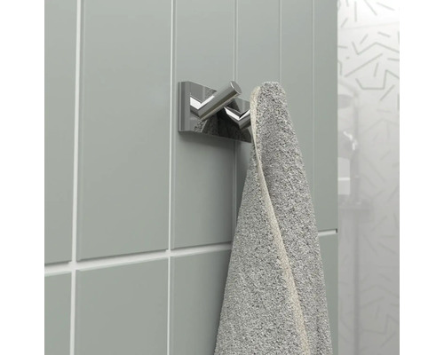 Držák na ručníky s ručníkem v koupelně