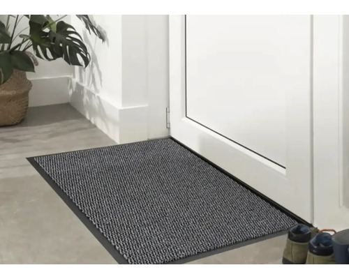 Čisticí rohožka před dveřmi