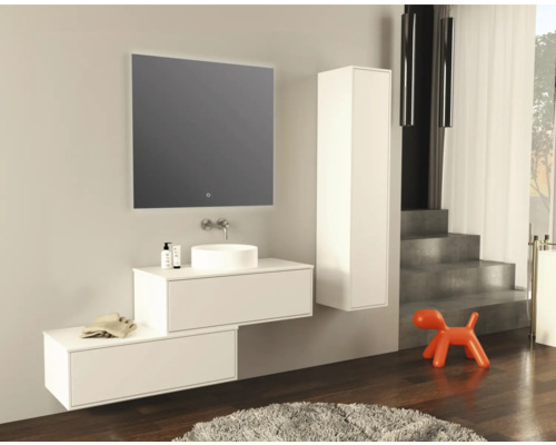 Moderní koupelna s bílým umyvadlem, umyvadlovou mísou a zrcadlem