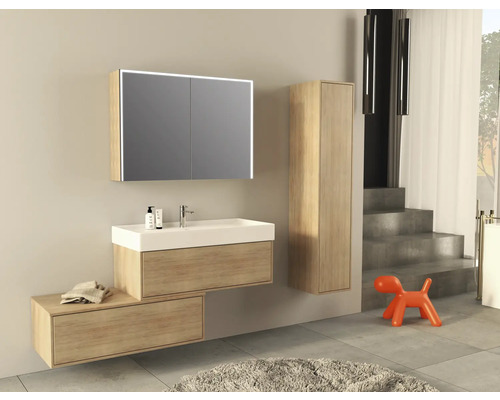 Moderní koupelna s umyvadlem, zrcadlová skříňka s osvětlením a vysoká skříňka