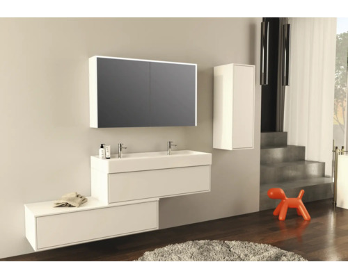 Koupelna s umyvadlem, zrcadlovou skříňkou a vysokou skříňkou ve světlém designu