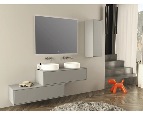 Koupelna s dvojitým umyvadlem, zrcadlem, umyvadlem, spodní skříňkou a vysokou skříňkou