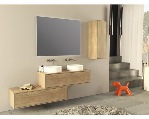 Moderní koupelna s dvojitým umyvadlem, zrcadlem a vysokou skříňkou.