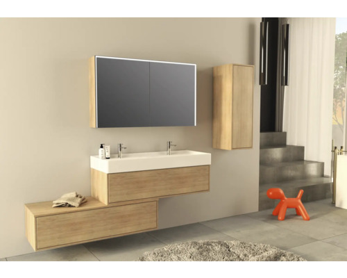 Koupelna s umyvadlem, zrcadlovou skříňkou a vysokou skříňkou