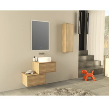 Koupelna s umyvadlovou skříňkou, umyvadlem na desku, zrcadlem a závěsnou skříňkou ve světlém dřevěném designu