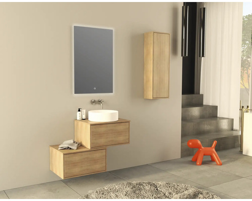 Koupelna s umyvadlovou skříňkou, umyvadlem na desku, zrcadlem a závěsnou skříňkou ve světlém dřevěném designu