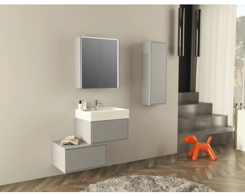 Koupelna se zrcadlovou skříňkou, umyvadlem, závěsnou skříňkou a dekoracemi