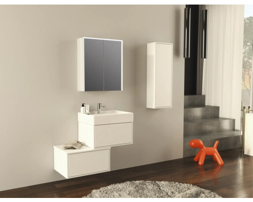 Moderní koupelna s umyvadlem, zrcadlovou skříňkou a závěsnou skříňkou pro stylové prostředí