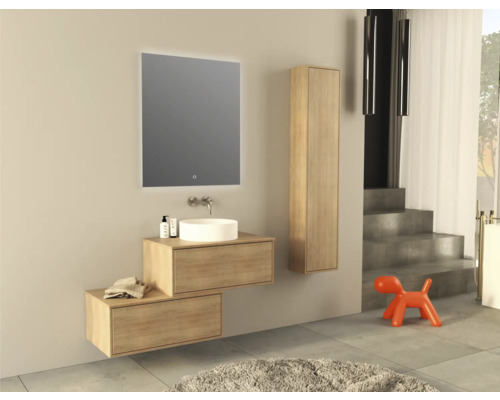 Moderní koupelna s umyvadlem, zrcadlem, skříňkou a dekorací