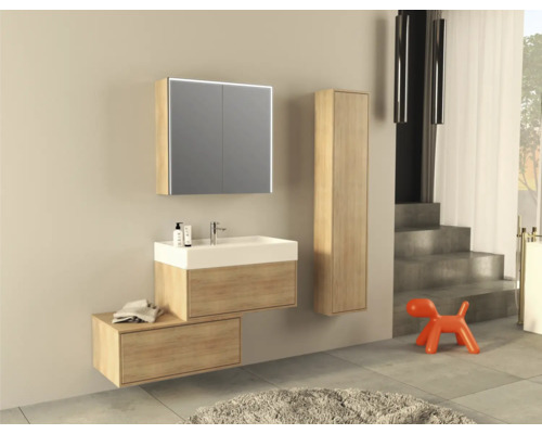 Koupelna s umyvadlem, zrcadlovou skříňkou a vysokou skříní ve vzhledu dřeva