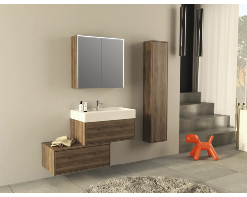 Moderní koupelna s umyvadlem, zrcadlovou skříňkou, vysokou skříňkou a dekorací