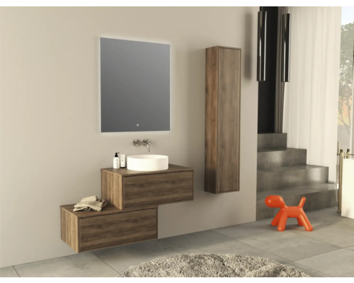 Moderní koupelna s umyvadlem, zrcadlem, vysokou skříní a dekorací