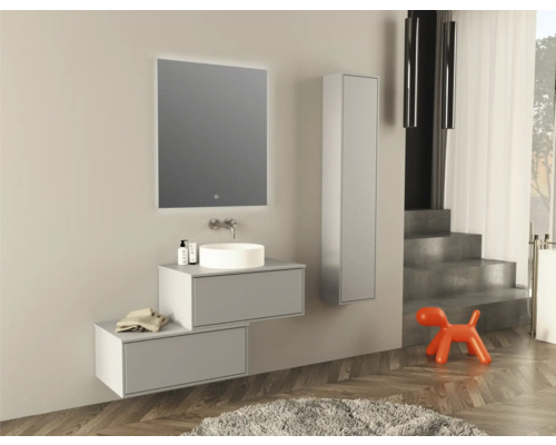 Moderní koupelna s umyvadlem, zrcadlem, spodní skříňkou a vysokou skříňkou.