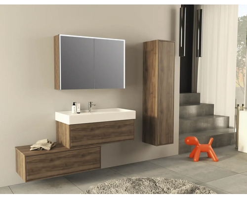 Moderní koupelna s umyvadlem, zrcadlovou skříňkou a vysokou skříní ve vzhledu dřeva.