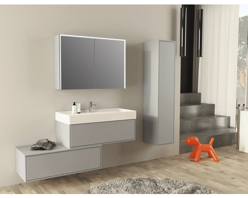 Moderní koupelna s umyvadlem, zrcadlovou skříňkou, vysokou skříňkou a oranžovou dekorativní figurkou