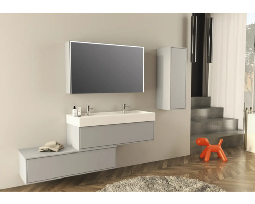 Moderní koupelna s umyvadlem, zrcadlovou skříňkou a vysokou skříní