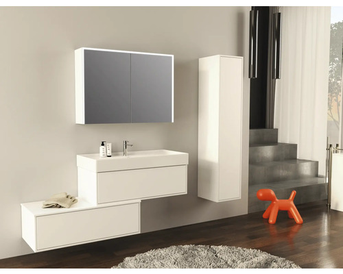 Moderní koupelna se zrcadlovou skříňkou, umyvadlem, spodní skříňkou a vysokou skříňkou v bílé barvě