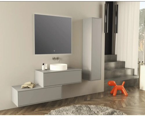 Moderní koupelna s umyvadlem, zrcadlem a vysokou skříní