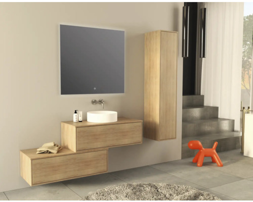 Moderní koupelna s umyvadlem, zrcadlem a vysokou skříní v designu dřeva