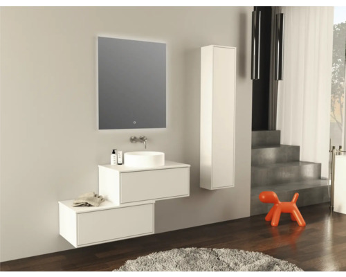 Moderní koupelna s umyvadlem, zrcadlem, spodní skříňkou a vysokou skříňkou