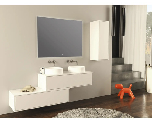 Moderní koupelna s dvojitým umyvadlem, osvětleným zrcadlem a závěsnou skříňkou pro další úložný prostor.