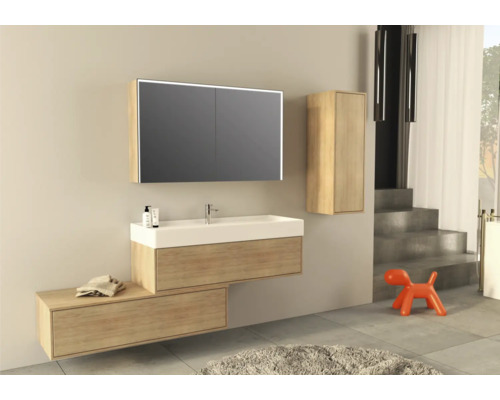 Moderní koupelna s umyvadlem, zrcadlovou skříňkou a vysokou skříní ve vzhledu dřeva.