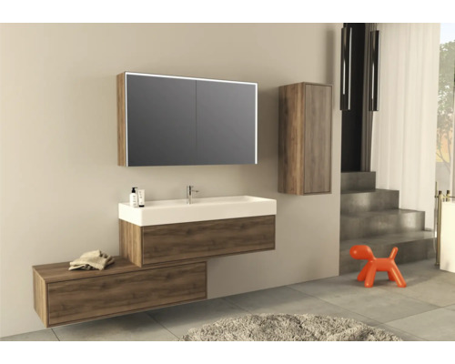 Moderní koupelna s umyvadlem, zrcadlovou skříňkou, závěsnou skříňkou a úložným prvkem ve vzhledu dřeva