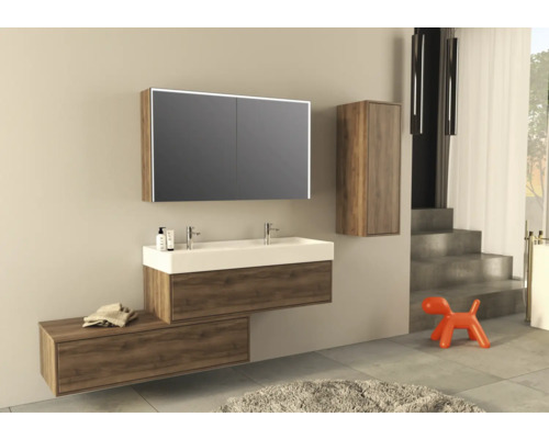 Moderní koupelna s umyvadlem, zrcadlovou skříňkou a vysokou skříní s dřevěným vzhledem