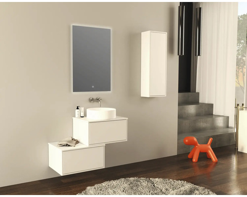 Moderní koupelna s umyvadlem, zrcadlem a úložným prostorem