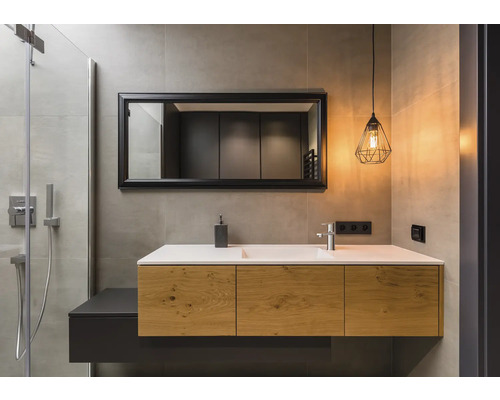 Moderní koupelna s umyvadlem, zrcadlem a osvětlením