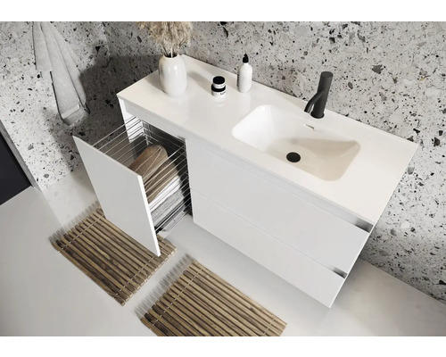 Moderní koupelna s umyvadlovou skříňkou, ručníky a koupelnovými předložkami