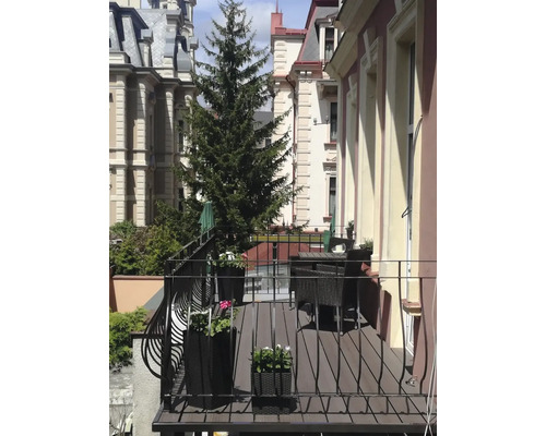 Balkon s posezením a osázenými truhlíky