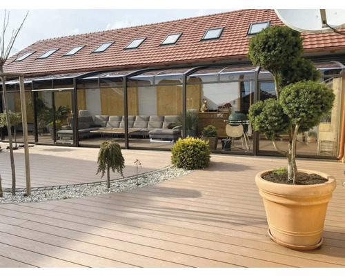 Terasa s terasovými prkny, zahradním nábytkem a zastřešením