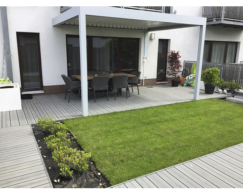 Terasa s pergolou, zahradním stolem a trávníkem