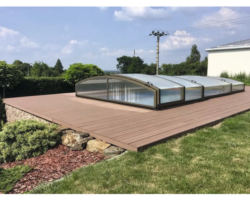 Zastřešení bazénu na dřevěné terase v zahradě.