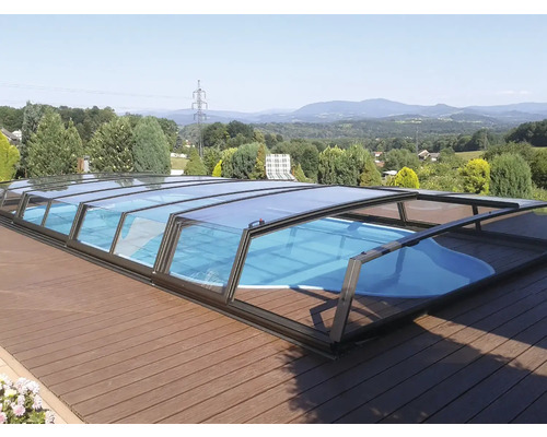 Kryt bazénu na dřevěné terase s krajinou v pozadí