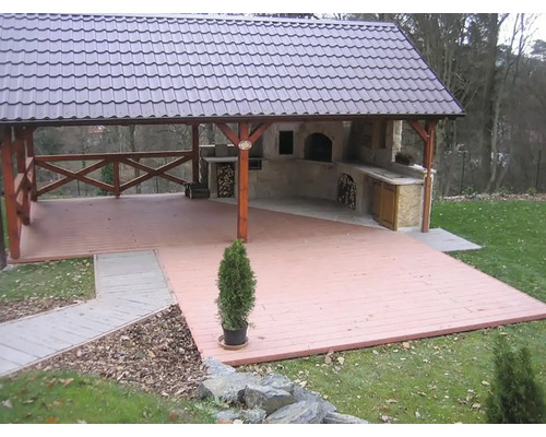 Zastřešené grilovací místo s úložným prostorem na dřevo a grilem na zahradě.