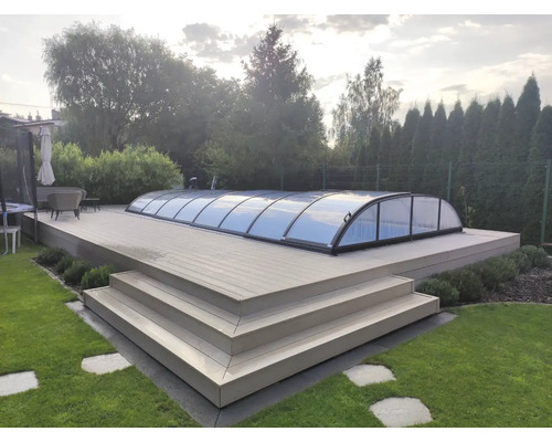 Pohled do zahrady s krytem bazénu na dřevěné terase