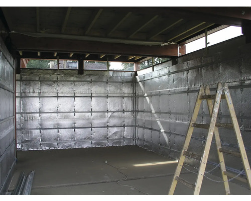 Interiér s izolovanými stěnami a žebříkem