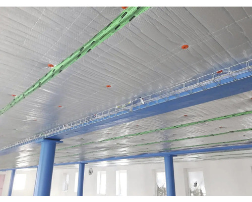 Strop místnosti s izolací a nosníky