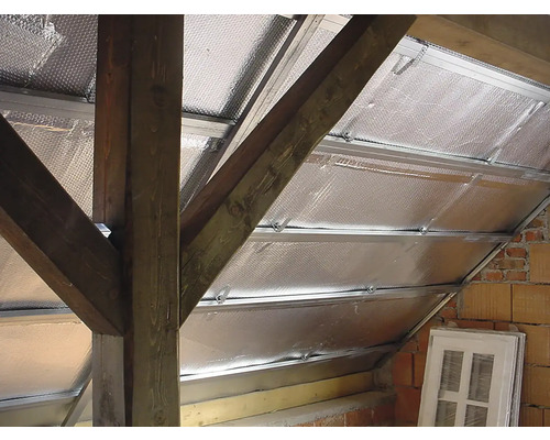 Podkroví se střešními krokvemi a střešní izolací